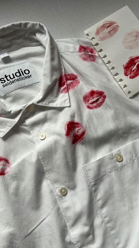 White Shirt With Lipstick Stains, Kiss Button Up Shirt, Maison Margiela Kiss Shirt Outfit, White Shirt With Kiss Marks, Lipstick Stain Shirt, Kiss Mark Shirt, Maison Margiela Kiss Shirt, Kiss Shirt Outfit, Margiela Kiss Shirt