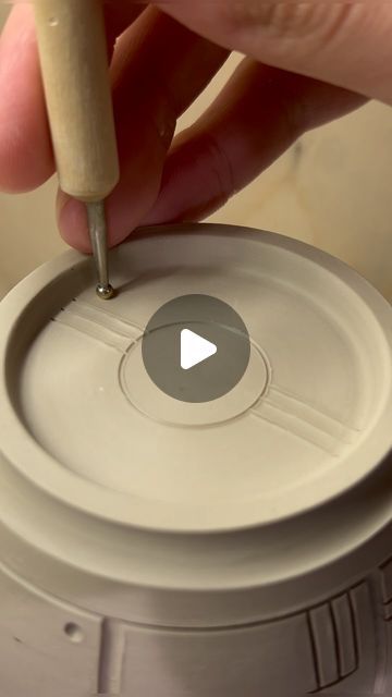 Arts And Crafts Pottery, Carving Ceramics Ideas, Clay Vases Pottery, Decorating Ceramics, Abstract Ceramics, Carving Clay, Blue Pottery Designs, Throwing Pottery, Art Timelapse