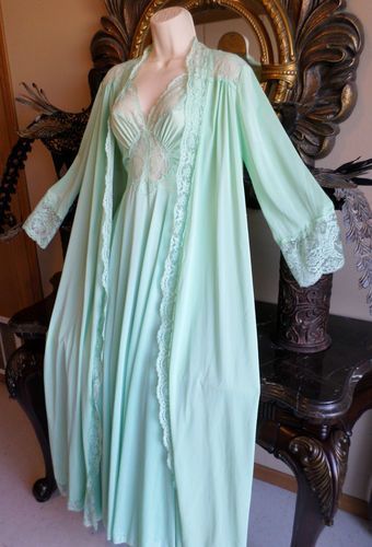 Pajamas For Teens, Vintage Sleepwear, Nightgown Robe, Diy Vetement, Vintage Nightgown, Trendy Swimwear, Satin Pyjama Set, Vintage Lingerie, Beautiful Lingerie