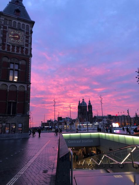 Amsterdam Life, Stolen Pics, Netherlands Aesthetic, Amsterdam Pictures, City Life Aesthetic, Aesthetic Sunrise, Nature City, Sweet 17, Besties Quotes