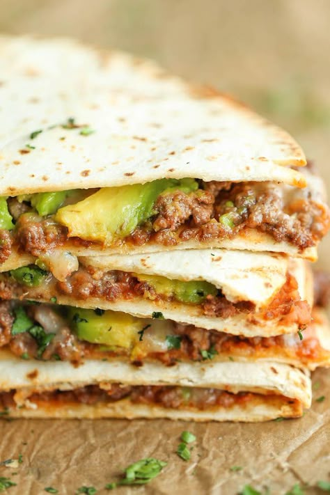 Cheesy Avocado Quesadillas - Easy, no-fuss quesadillas that are perfectly crisp and amazingly cheesy. An absolute must for those busy weeknights! Tacos Street, Avocado Quesadilla, Taco Mix, Cheese Slice, Quesadilla Recipes, God Mat, Avocado Recipes, Big Mac, Quesadillas