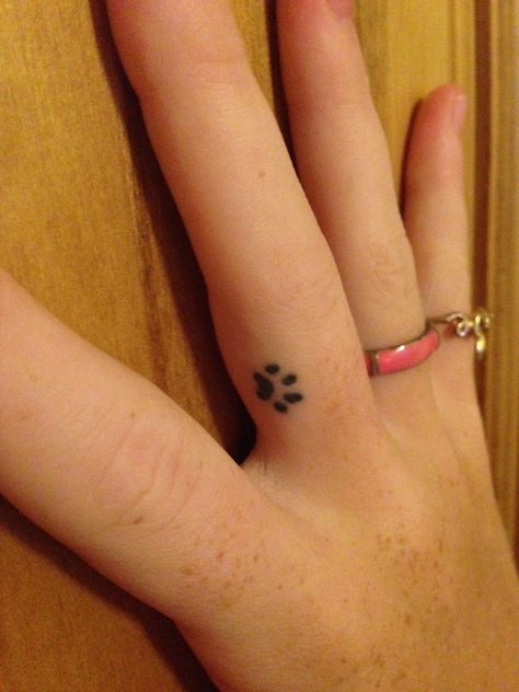 Small finger tattoo. Paw print Cat Paw Tattoos, Tattoo On Finger, Little Heart Tattoos, Tiny Finger Tattoos, Tiny Wrist Tattoos, Pawprint Tattoo, Dog Paw Tattoo, Small Finger Tattoos, Finger Tattoo For Women