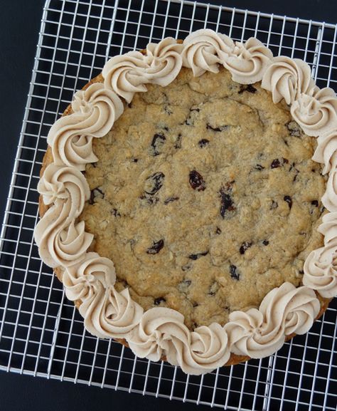 Thick and Chewy Oatmeal Raisin Cookie Cake! With Cinnamon Maple Icing! Easy Oatmeal Raisin Cookies, Giant Cookie Cake, Life Love And Sugar, Maple Icing, Oatmeal Raisin Cookie, Popcorn Cake, Cookie Cake Designs, Cake With Cinnamon, Raisin Cookie