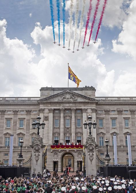 Buckingham Palace Balcony, London Royal Aesthetic, Royal Family Balcony, British Royal Family Aesthetic, Royal Family Aesthetic, England Royal Family, British Core, London Palace, English Pictures