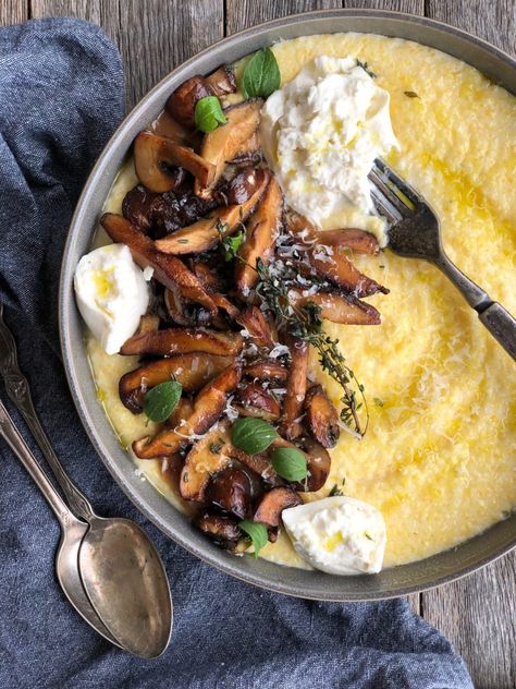 Polenta With Mushrooms, Polenta Fritta, Mushroom Polenta, Burrata Recipe, Polenta Recipes, Creamy Polenta, Say Cheese, Vegetarian Dinners, Idee Pasto Sano