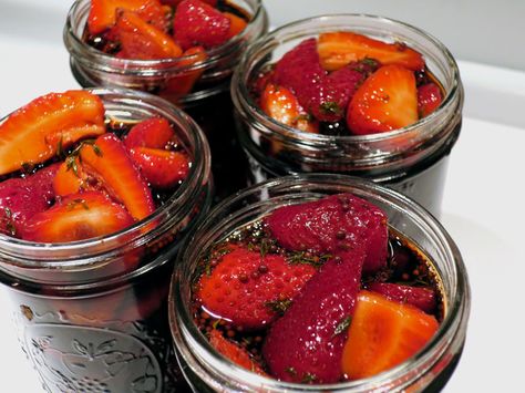 quick pickled balsamic strawberries in their jars Balsamic Strawberries, Pickled Fruit, Easy Pickling Recipes, Food In Jars, Green Salads, Quick Pickled, Strawberry Balsamic, Strawberry Preserves, Fermentation Recipes