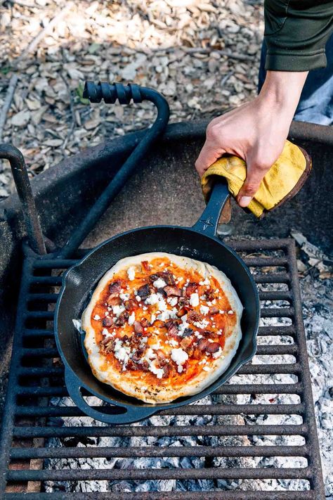 Bacon Dates, Campfire Pizza, Cast Iron Skillet Pizza, Camping Food Ideas, Healthy Camping Food, Cast Iron Pizza, Skillet Pizza, Pizza Roll, Camping Breakfast