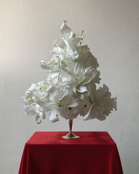 Minimalist Flower Arrangement, Christmas Coffee Table Decor, White Floral Centerpieces, Modern Florals, White Flower Arrangements, Modern Centerpieces, Wedding Instagram, Minimalist Flower, Events Decor