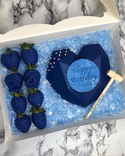 The Smashbox Company (@thesmashboxco) posted on Instagram: “This blue 😍🙌🏻💙 . . . . . . . . . #homemadebaker #bradfordcakes #smashbox #smashboxbradford #bradforddesserts #cupcakes #cakesicles…” • Feb 1, 2021 at 6:50pm UTC Strawberries Bouquet, Chocolate Covered Desserts, Sweets Ideas, Chocolate Covered Strawberries Bouquet, Chocolate Ideas, Pinata Cake, Pink Food, Cupcake Cake Designs, Chocolate Covered Treats