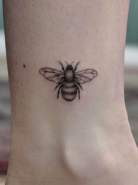 Tattoo Small Meaningful, Small Tattoos For Men, Bumble Bee Tattoo, Tier Tattoo, Tattoos For Men And Women, Anklet Tattoos, Cute Little Tattoos, Cute Small Tattoos, Tattoo Girls