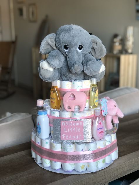 Pamper Cake Ideas, Baby Girl Diaper Cake Ideas, Creative Diaper Cakes, Diaper Cakes For Baby Girl, Diaper Cake For Girl, Pampers Cake, Diaper Arrangements Shower Gifts, Pamper Cakes For Baby Showers, Diaper Cake Girl