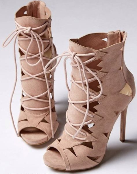 Cutout Heels, Beige Outfit, Outfit Mujer, Fancy Shoes, Gorgeous Shoes, Fabulous Shoes, Fashion Heels, Heels & Wedges, Pretty Shoes