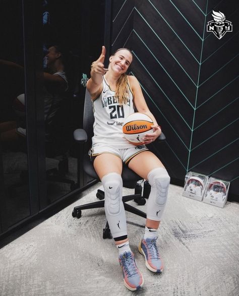 Sabrina Basketball, Cool Basketball Wallpapers, Sabrina Ionescu, Iowa Basketball, Basketball Wallpaper, Basketball Star, Basketball Girls, Basketball Pictures, A Basketball