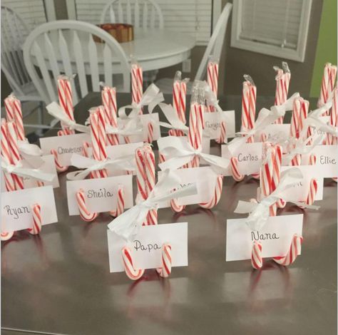 Christmas Table Names Ideas, Christmas Name Plate, Name Tag Dinner Table, Diy Candycane Christmas Decor, Name Tags For Christmas Table, Christmas Name Tags For The Table, Christmas Dinner Name Tags, Table Name Tags Christmas, Christmas Table Names