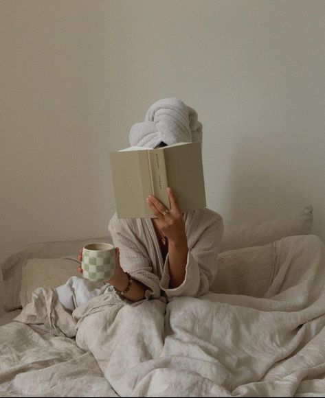 That Girl Life Morning Routine Checklist, Aesthetic Reading, Happy Weekend Quotes, Weekend Quotes, Photographie Inspo, Cozy Aesthetic, Slow Life, Reading A Book, Night Routine