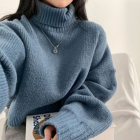 SO BEAUTIFUL 🥰 AND STYLISH FREE CROCHET TURTLENECK SWEATER PATTERN Dark Academia Crochet, Street Preppy, Korean Top, Winter Palette, Womens White Jeans, Estilo Dark, Blue Turtleneck, Crochet Hoodie, Turtleneck Sweaters