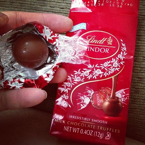 Oh my, this was delicious. Lindt Lindor truffle in milk chocolate has a hard chocolate shell (well its not too hard!) but once you bite into it the middle just melts into your mouth. the packaging is festive and looks like a gift you give yourself. I keep some in my purse. Chocolate Pictures, Lindt Lindor, Chocolate Shells, Winter Blues, Christmas Wishlist, Truffles, Chocolate Milk, Christmas Bulbs, Novelty Christmas