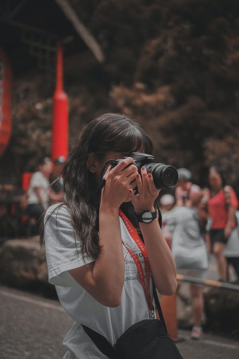 Holding A Camera, Photographer Outfit, Image Bleu, Png Girl, Camera Wallpaper, Photographer Pictures, Storytelling Photography, Photographers Life, Female Photographers