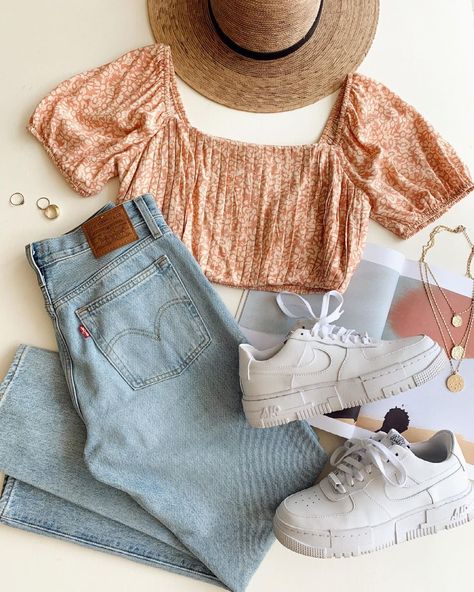 Peach Top Outfits, Crop Top And Mom Jeans, Flatlay Clothes, Peach Crop Top, Zara Looks, Pastel Outfit, Floral Crop Tops, Denim Shop, Night Dress