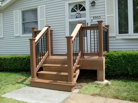 Design of the wooden porch – Staircase design Small Back Deck, Deck With Steps, Front Door Steps, Front Porch Steps, Porch Kits, Patio Steps, Building A Porch, Concrete Stairs, Front Porch Design