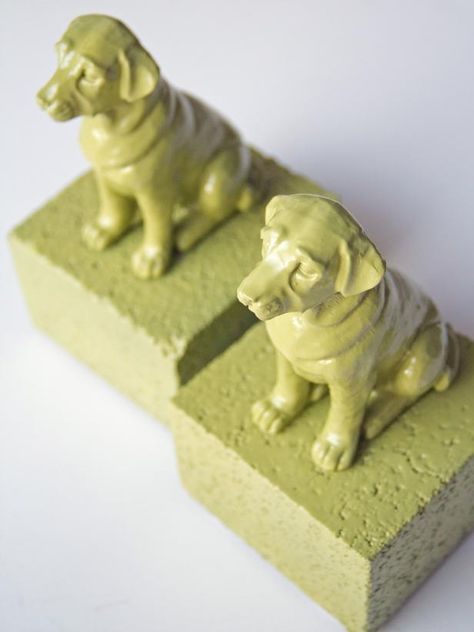 The experts at HGTV.com share an easy project for turning toy animals and bricks into colorful and sturdy bookends. Animal Bookends, Diy Bookends, Living Room Plan, Toy Animals, Hgtv Magazine, Diy Cans, Watercolor Walls, Diy Book, Industrial Chic