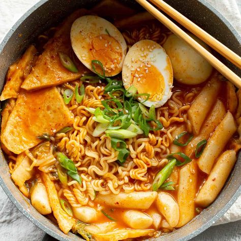 Rabokki - Korean Ramen and Tteokbokki | Wandercooks Ramen Sauce, Korean Ramen Noodles, Ramen Soup Recipes, Ramen Noodles Recipe, Korean Ramen, Vegan Kimchi, Pasta Chips, Fried Spring Rolls, Gochujang Sauce