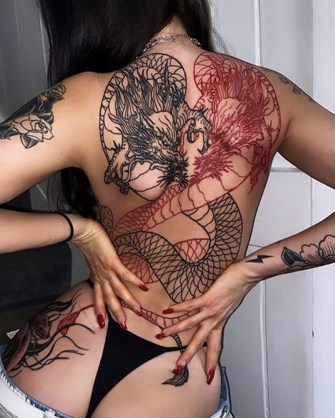 Woman With Tattoos, Yakuza Tattoo, Dragon Tattoo For Women, Tattoed Women, Red Ink Tattoos, Tatuaje A Color, Dope Tattoos For Women, Red Tattoos, Back Tattoo Women