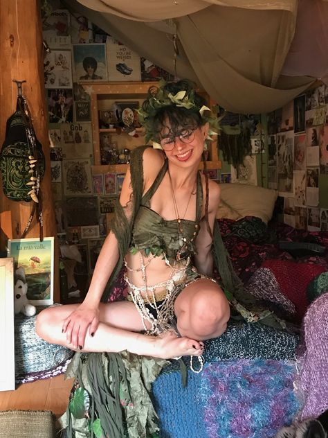 Swamp Hag Costume, Nymph Halloween Costumes, Swamp Fairy Outfits, Bog Witch Outfit, Earth Witch Costume, Swamp Witch Outfit, Swamp Clothing, Forest Nymph Aesthetic Outfit, Nymph Costume Ideas