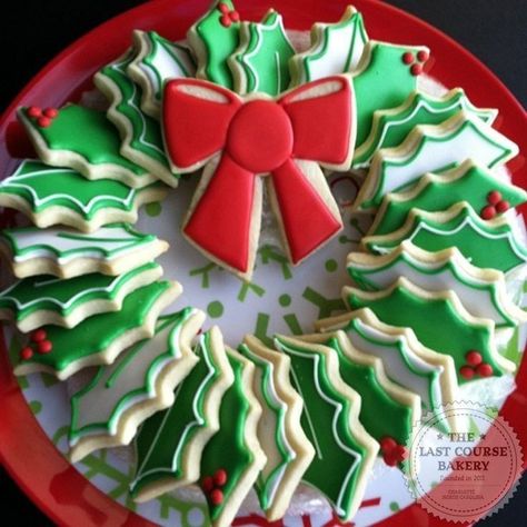 Wreath Sugar Cookies, Wreath Cupcakes, Frosting Designs, Cookie Wreath, Decorated Christmas Cookies, Cookie Platters, Cupcakes Christmas, Christmas Sugar Cookies Decorated, Frosted Cookies