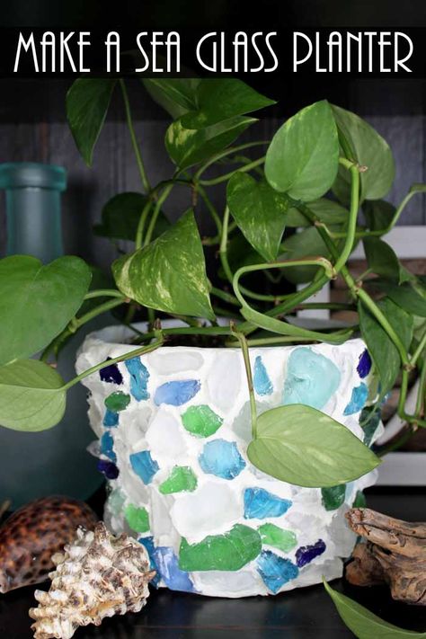 Make these decorative flower pots with sea glass for your home! A simple craft that will look great in your home! Pot Makeover, Diy Planters Indoor, Creative Planter, Planter Project, Mosaic Flower Pots, Terra Cotta Pot Crafts, Beach Finds, Country Chic Cottage, Green Craft