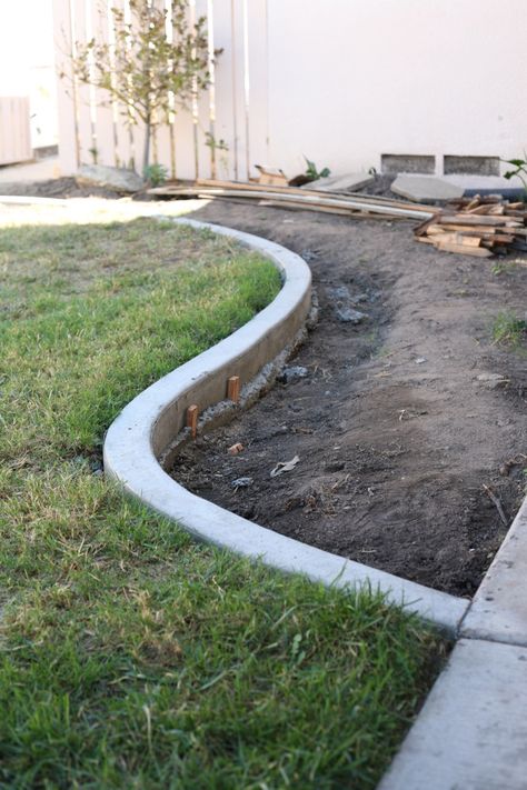 DIY Yard Curbs – SUBURBAN * POP Landscape Boarders, Garden Edging Ideas Cheap, Concrete Garden Edging, Fence Border, Lawn Borders, Brick Garden Edging, Landscape Curbing, Privacy Landscaping, Lawn Edging