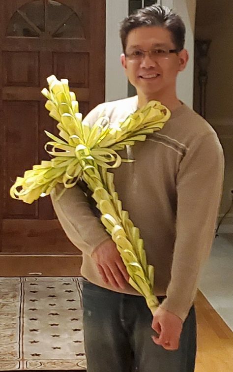 Cross Palm Leaves, Palm Sunday Cross, Palm Sunday Decorations, Palm Cross, Palm Sunday Crafts, Book Wreath, Palm Leaf Art, Church Altar Decorations, Tropical Floral Arrangements