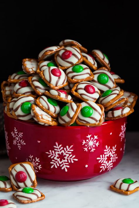 Pretzel M M Hugs, Diy Party Snacks, Christmas Food Ideas For Dinner, Christmas Pretzel, Fingerfood Baby, Cooking Christmas, Easy Christmas Treats, Christmas Food Gifts, Christmas Candy Recipes