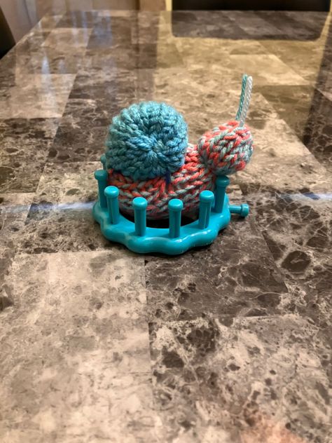 Loom knit pink and blue snail with blue shell. The link is to a YouTube video tutorial. Loom Knit Mushroom, 12 Peg Loom Patterns, Loom Knit Plushies, Loom Knit Animals, Knit Plushies, Loom Animals, Knit Loom, Knitted Stuffed Animals, Loom Projects