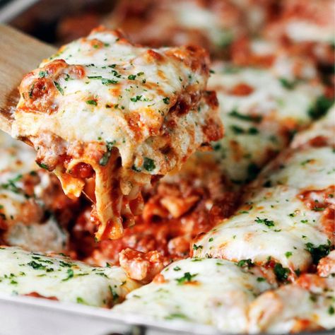 Clean Eating Lasagna Clean Eating Lasagna, Healthy Lasagna, Beef Lasagna, Freezable Meals, Modern Homesteading, Ricotta Recipes, Food Addict, Lasagna Soup, Clean Eating Dinner