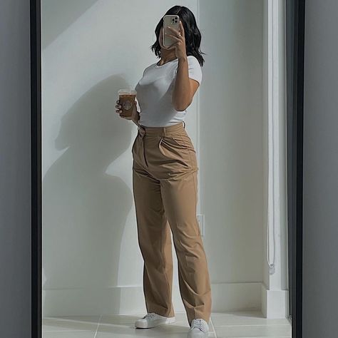 Warehouse Outfits For Women, Business Casual Jordans, Casual Work Outfits Midsize Women, Latina Work Outfits, Casual Chic Midsize, Sporty Business Outfits, Spring Conference Outfits Women, Buisness Casual Women Outfits Chic Sneakers, Business Casual Outfits For Women Work Summer