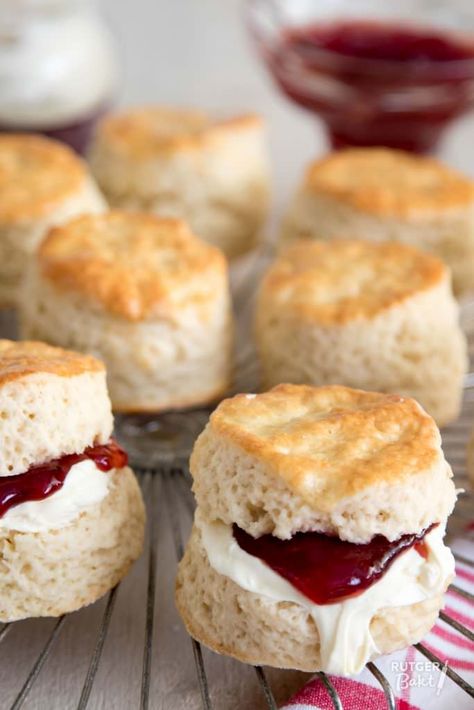 Scones And Clotted Cream, High Tea Food, High Tea Party, Tea Sandwiches, Snacks Für Party, Wedding Breakfast, Scone Recipe, Tea Lovers, Tea Recipes