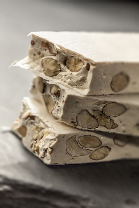 8 receitas de torrone para deixar o seu dia bem docinho Churros, Feta Cheese, Cake Desserts, Biscotti, Fudge, Macarons, Feta, Dish Soap, Biscuits