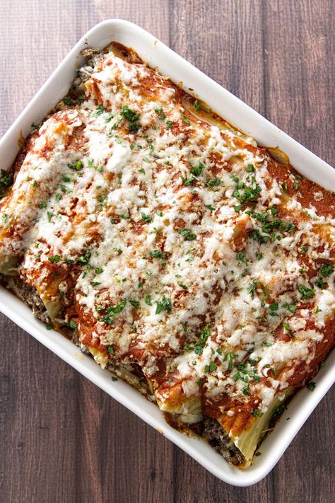 Baking dish with cheesy beef manicotti topped with sauce and melted cheese Beef Manicotti, Pasta Beef, Manicotti Pasta, Manicotti Recipe, Homemade Tomato Sauce, Num Num, Sauce Tomate, Italian Dishes, Casserole Dish