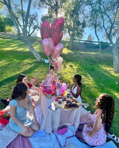 Picnic Galentines Day, Galentines Party Decor Picnic, Galentines Picnic Food Ideas, Galentines Picnic Ideas, Galentines Picnic Aesthetic, Picnic San Valentin, Valentines Day Picnic Ideas, Brunch Outfit Baddie, Galentine Picnic