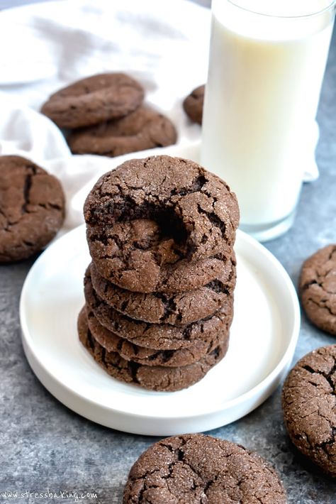 Chewy Mexican Hot Chocolate Cookies: These Mexican hot chocolate cookies are soft and chewy with crisp, crackly tops and a subtle kick of heat - no mixer needed! | chewy chocolate cookies | spicy cookies | chocolate snickerdoodles | chocolate crinkle cookies | stressbaking.com @stressbaking #stressbaking #cookies #chocolatecookies #chocolate Spicy Cookies, Chocolate Snickerdoodles, Mexican Hot Chocolate Cookies, Spicy Chocolate, Chocolate Crinkle, Chewy Chocolate Cookies, Stuffed Cookies, Hot Chocolate Cookies, Chocolate Crinkle Cookies