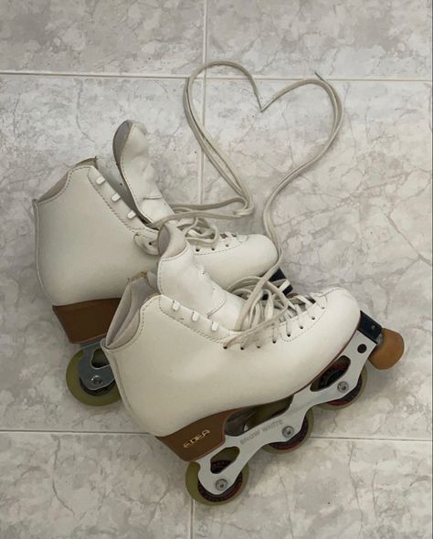 edea snow white Cute Roller Blades, Ice Skating Shoes Aesthetic, Rollerskate Aesthetic, Skater Photoshoot, Roller Skating Aesthetic, Roller Blades, Roller Skates Vintage, Figure Skates, Ice Skating Outfit