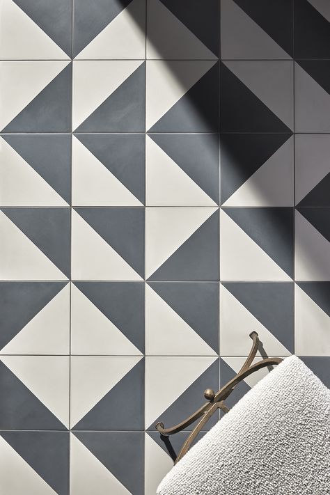 Geometric Tiles Bathroom, Traditional Bathroom Tile, Tiles Vintage, Black And White Tiles Bathroom, Peel And Stick Tiles, Gray And White Bathroom, White Bathroom Designs, Tiles Ideas, Stick Tiles