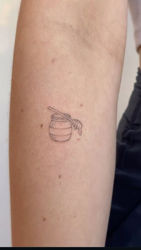 From @ maitefonseca on instagram Can Tab Tattoo, Honeybun Tattoo, Colour Ink Tattoo, Honey Fine Line Tattoo, Pots Tattoo Ideas, Tattoo Ideas Sticker Sleeve, Pickle Tattoo Ideas, Honeypot Tattoo Simple, Pour Over Tattoo