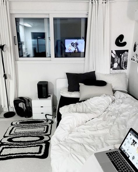 Skins Cassie, Bilik Lelaki, Iu Aesthetic, Kakegurui Yumeko, Black And White Bedroom, Grunge Wallpaper, Bts Dark, City Japan, Japan Life