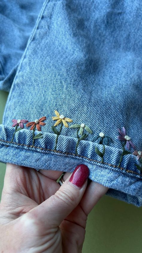 Jenny ~ Embroidery Art, Design & Crafts | Rainbow Daisy Hem… | Instagram Embroidery In Denim, Jean Cuff Embroidery, Jean Embroidery Ideas, Embroidery Designs On Jeans, Jeans Hem, Getting Unstuck, Hem Embroidery, Embroidery Jeans Diy, Jeans Recycling