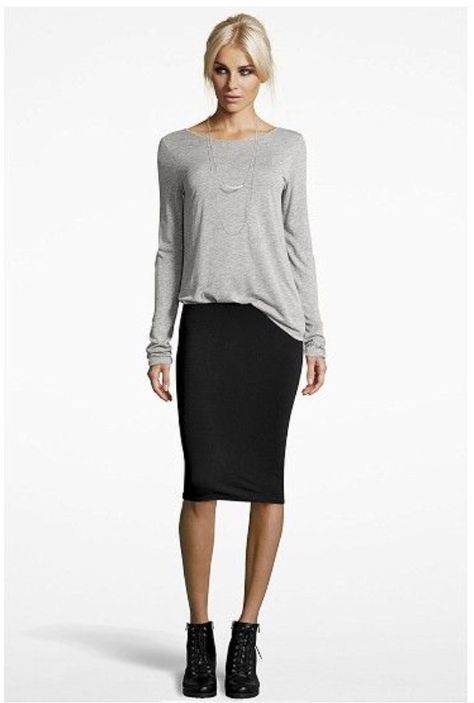 Slouchy tshirt + pencil skirt + ankle boots = love this outfit Black Pencil Skirt Outfit, Skirt Diy, Pencil Skirt Outfits, Grey Skirt, Skirt Pencil, Rock Outfit, Tube Skirt, Skirt Denim, Looks Black