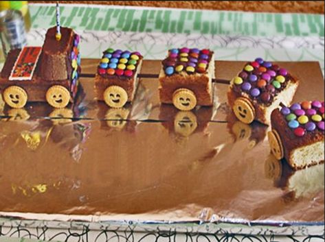 Le petit train Rocket Cake, Fox Birthday, Cake Decorating Videos, Kids Recipes, Baby Ideas, Gingerbread House, Gingerbread Cookies, Party Food, Food Art