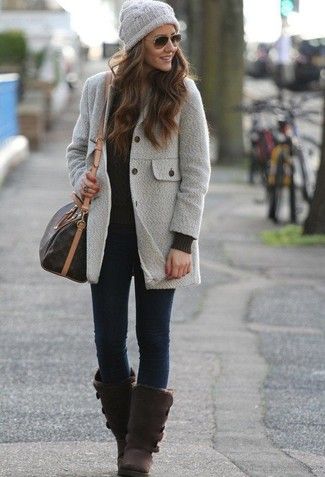 Dark Brown Uggs, Brown Uggs, Trendy Outfits 2020, Outfit With Uggs, College Outfits Winter, Fall College Outfits, Perfect Winter Outfit, Trendy Coat, Uggs Outfit