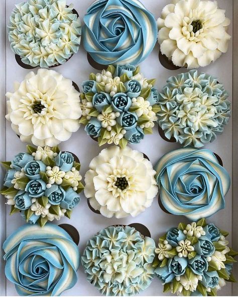 Green Cupcakes Ideas, Sage Green Cupcakes, Blue Wedding Cupcakes, Cupcake Arrangements, Deco Cupcake, Cake Bouquet, Green Cupcakes, Cupcake Decorating Tips, Blue Cupcakes